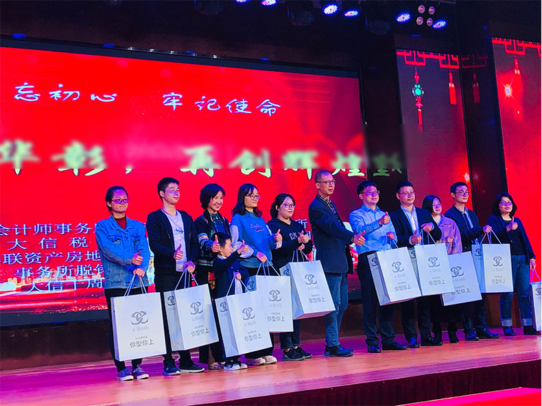 双肩背包定制,双肩包厂家,双肩包工厂.jpg
